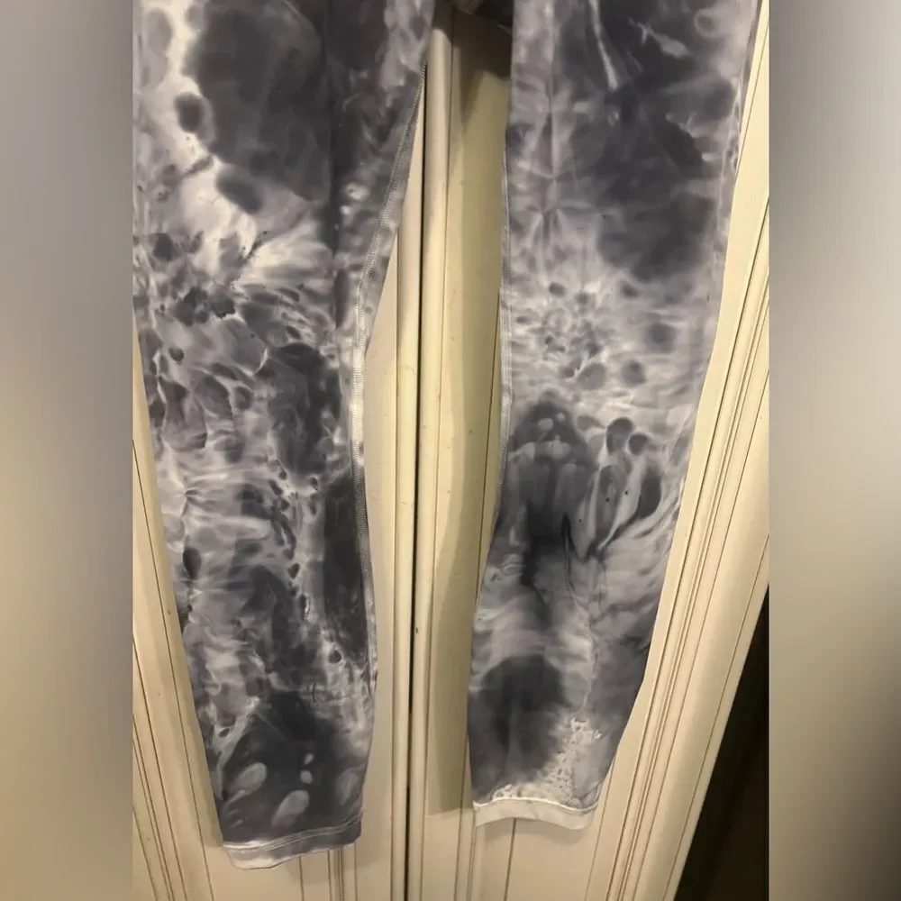Lululemon Women's Ankle Leggings - Blue Gray Print Size 4